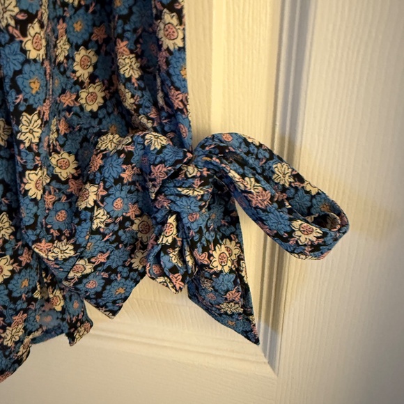 CeCe floral top, size Medium - Picture 3 of 9